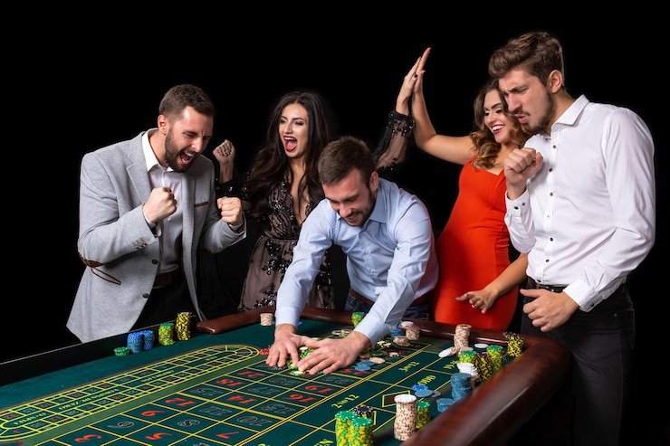 Dealer live casino sedang memandu permainan kartu online interaktif